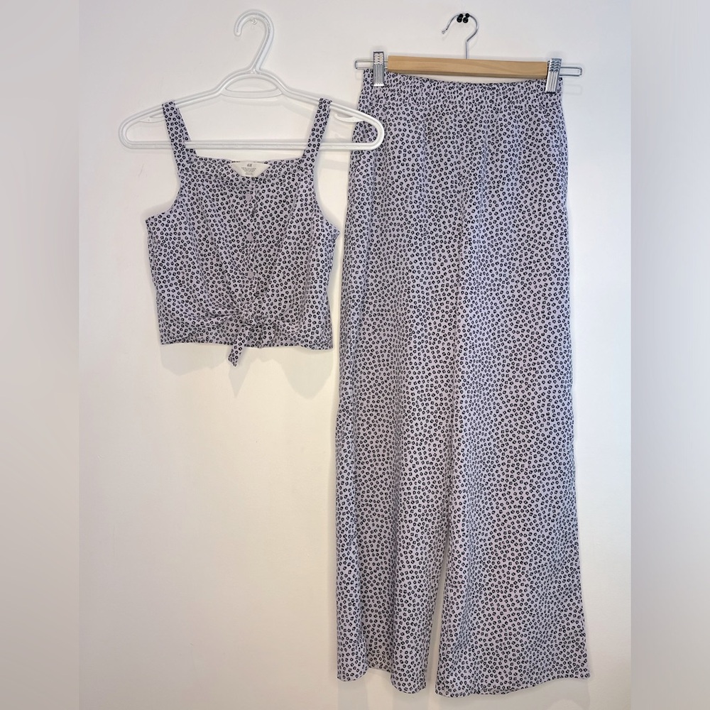 Girls H&M 10/12 two-piece purple crop top with wide leg pants.
